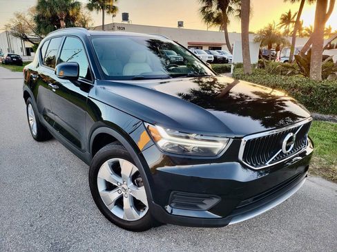 Used 2020 Volvo XC40 T4 Momentum image 2