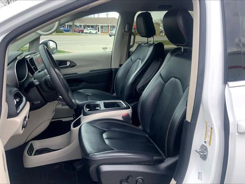 Used 2023 Chrysler Pacifica Touring-L FWD image 8