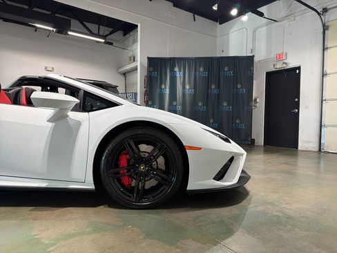 Used 2021 Lamborghini Huracan EVO image 11