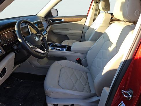 Certified 2025 Volkswagen Atlas SE image 33