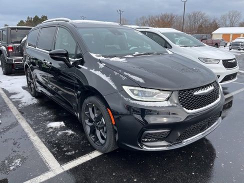 New 2026 Chrysler Pacifica Select w/ S Appearance Package image 3