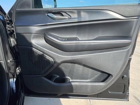 Used 2023 Jeep Grand Cherokee Altitude image 13