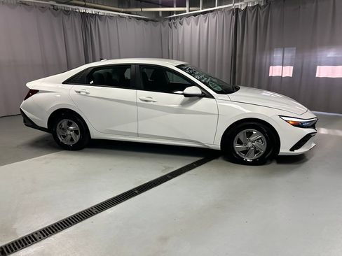 Used 2026 Hyundai Elantra SE FWD image 8