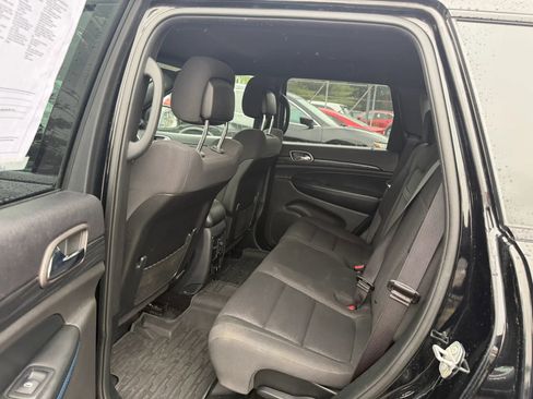 Used 2019 Jeep Grand Cherokee Laredo AWD/4WD image 15