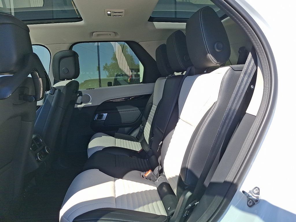 Certified 2026 Land Rover Discovery S AWD/4WD image 10