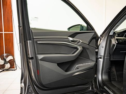 Used 2021 Audi e-tron Premium Plus w/ Premium Plus Package image 26