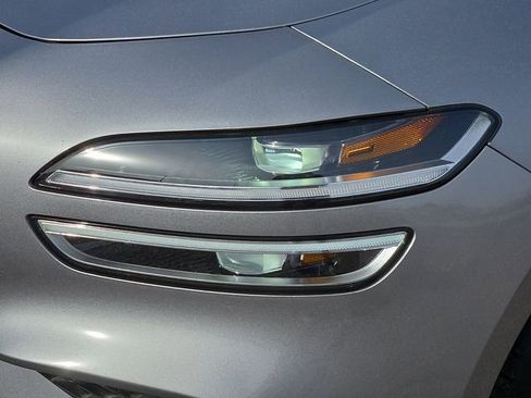 Used 2025 Genesis G70 2.5T image 8