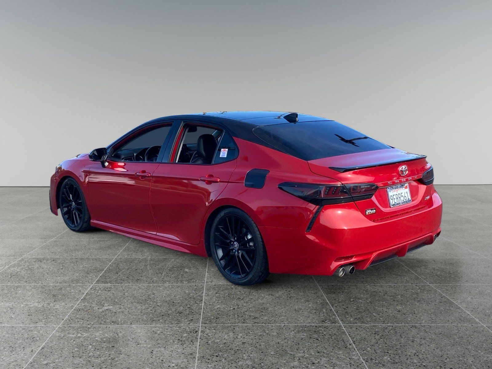 Used 2023 Toyota Camry XSE FWD image 3