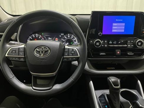 Used 2023 Toyota Highlander XLE AWD/4WD image 22