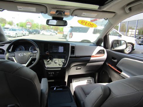 Used 2019 Toyota Sienna Limited FWD image 24