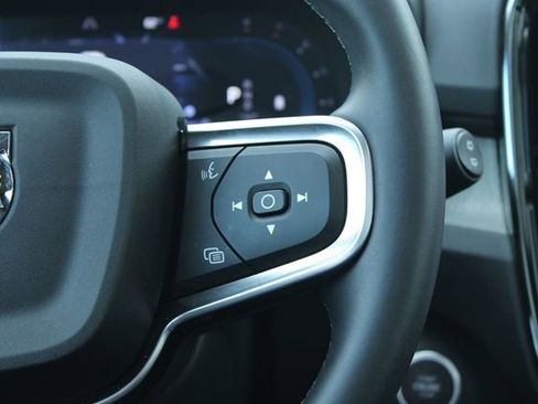 Used 2025 Volvo XC40 B5 Plus image 27