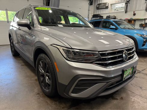 Used 2024 Volkswagen Tiguan SE AWD/4WD image 3