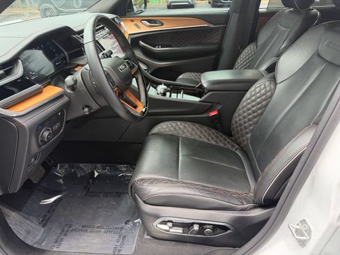 Used 2023 Jeep Grand Cherokee Summit AWD/4WD image 10