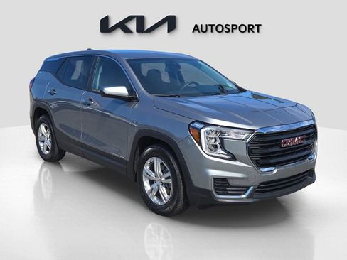 Used 2024 GMC Terrain SLE image 3