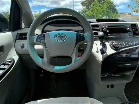 Used 2014 Toyota Sienna LE FWD image 5