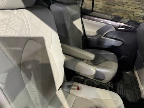 Used 2021 Toyota Highlander Platinum AWD/4WD image 34