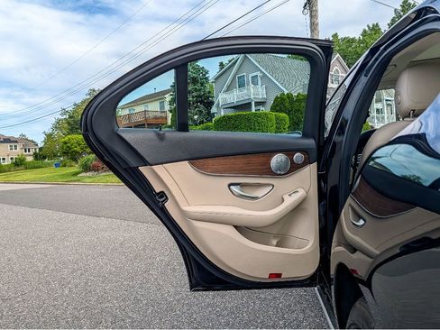 Used 2019 Mercedes-Benz C 300 4MATIC Sedan image 11
