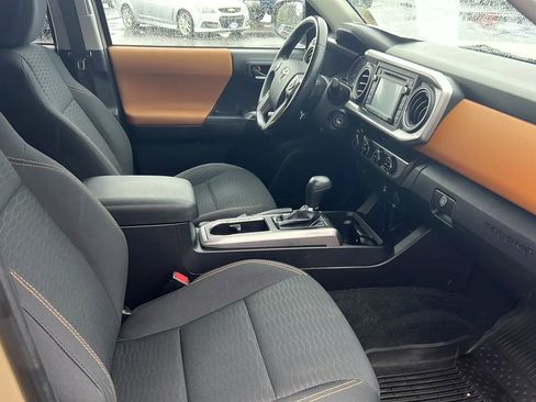Used 2016 Toyota Tacoma SR5 w/ SR5 Appearance Package (SN) AWD/4WD image 5