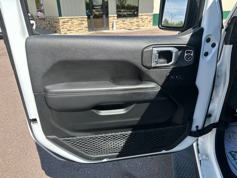 Used 2020 Jeep Gladiator Overland AWD/4WD image 12