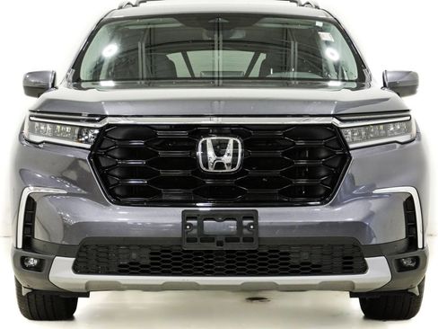 Used 2025 Honda Pilot Touring image 2