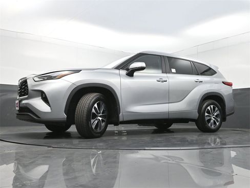 Used 2023 Toyota Highlander XLE image 29