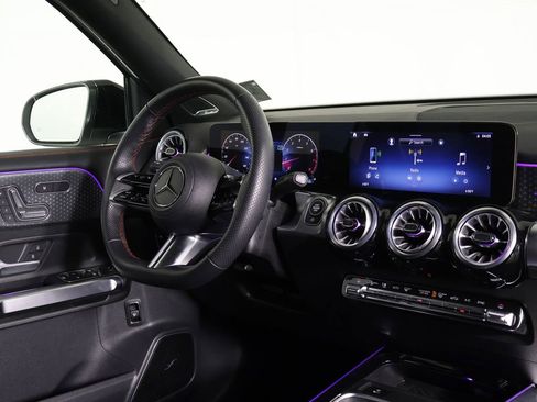 Used 2025 Mercedes-Benz GLB 250 4MATIC image 30