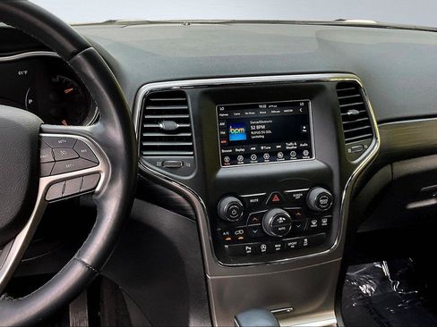 Used 2021 Jeep Grand Cherokee Laredo AWD/4WD image 13