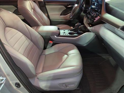 Used 2023 Toyota Highlander XLE FWD image 22