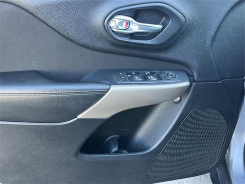 Used 2017 Jeep Cherokee Latitude w/ Safety/Convenience Group image 24