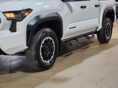 Used 2024 Toyota Tacoma TRD Off-Road AWD/4WD image 17