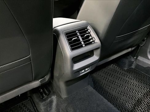 Used 2025 Volkswagen Tiguan SE image 37