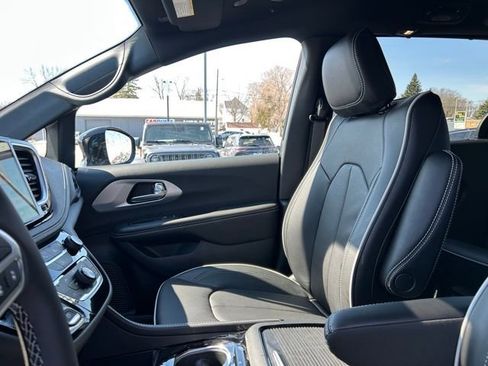 New 2026 Chrysler Pacifica Limited AWD/4WD image 31