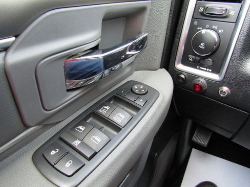 Used 2016 RAM 1500 Classic SLT AWD/4WD image 9