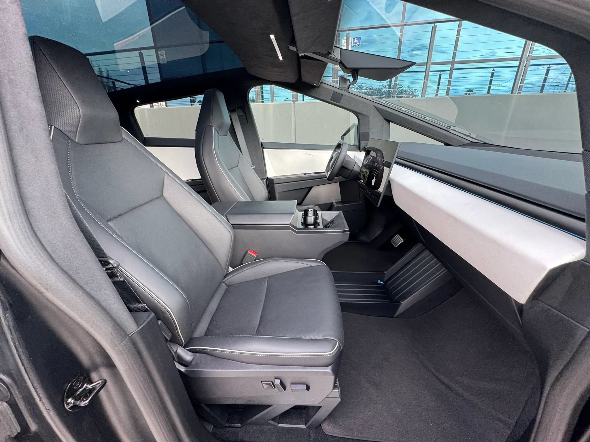 Used 2025 Tesla Cybertruck AWD Crew Cab image 5