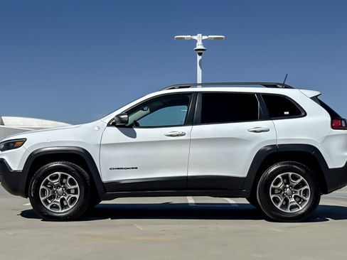 Used 2021 Jeep Cherokee Trailhawk image 2