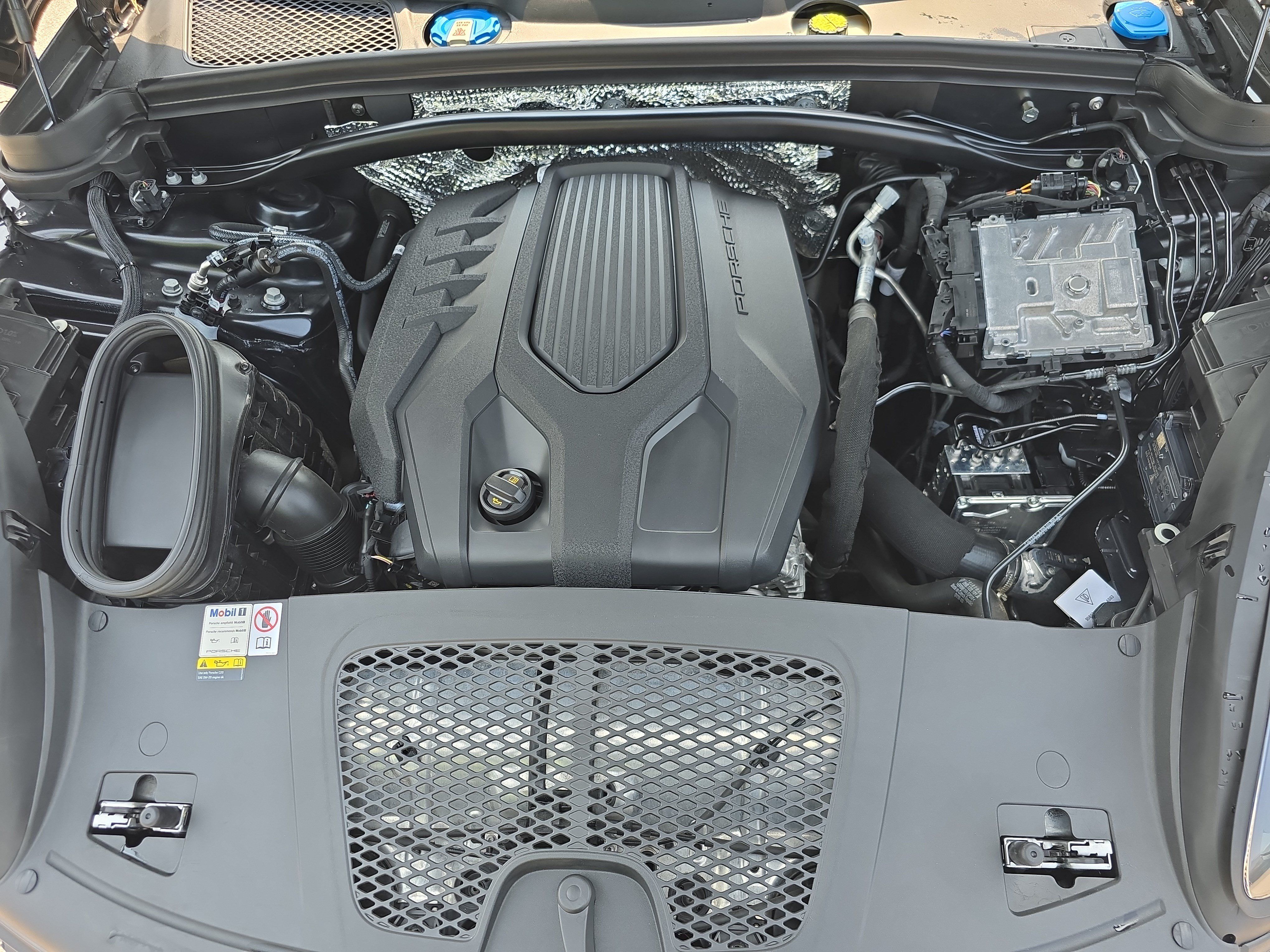 Used 2023 Porsche Macan Turbo AWD/4WD image 27