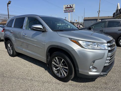 Used 2018 Toyota Highlander XLE image 3