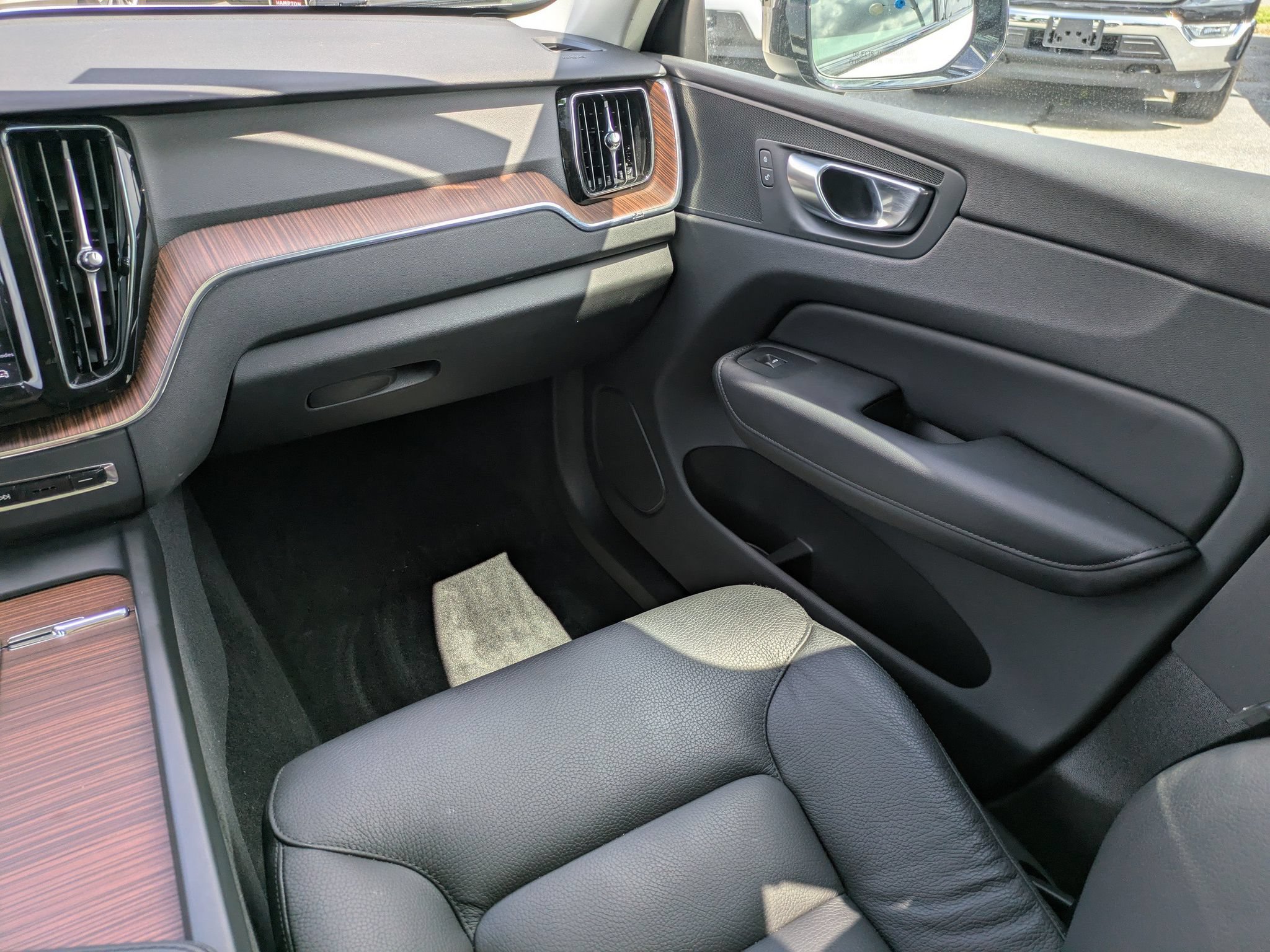 Used 2024 Volvo XC60 B5 Plus AWD/4WD image 18