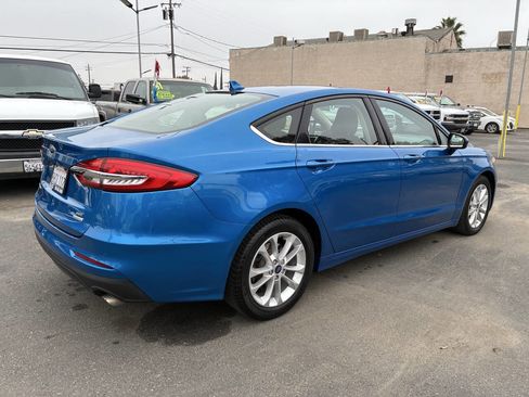 Used 2019 Ford Fusion SE image 2