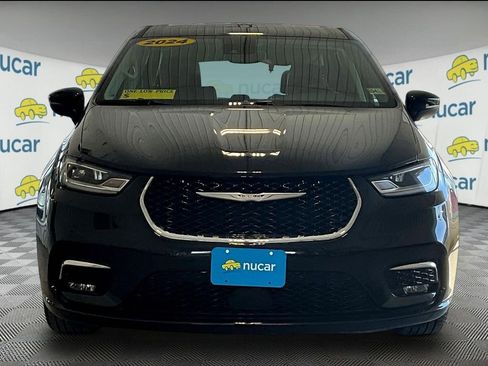 Used 2023 Chrysler Pacifica Touring-L image 2