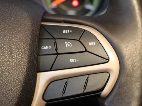 Used 2018 Jeep Cherokee Trailhawk AWD/4WD image 23
