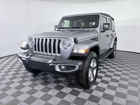 Used 2018 Jeep Wrangler Unlimited Sahara image 3
