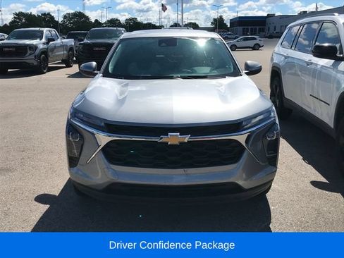Used 2024 Chevrolet Trax LS w/ LS Convenience Package FWD image 2