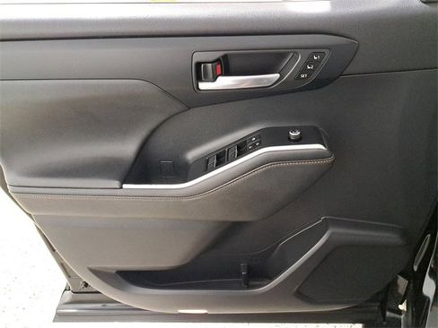 Used 2023 Toyota Highlander Bronze Edition image 23