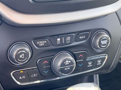Used 2017 Jeep Cherokee Overland w/ Technology Group FWD image 18