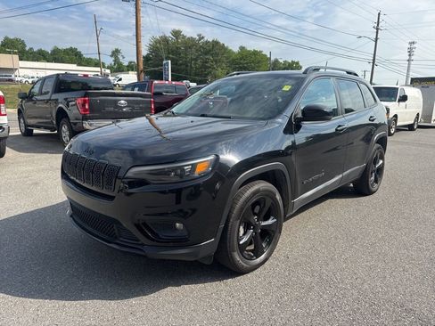 Used 2020 Jeep Cherokee Latitude Plus w/ Cold Weather Group AWD/4WD image 3