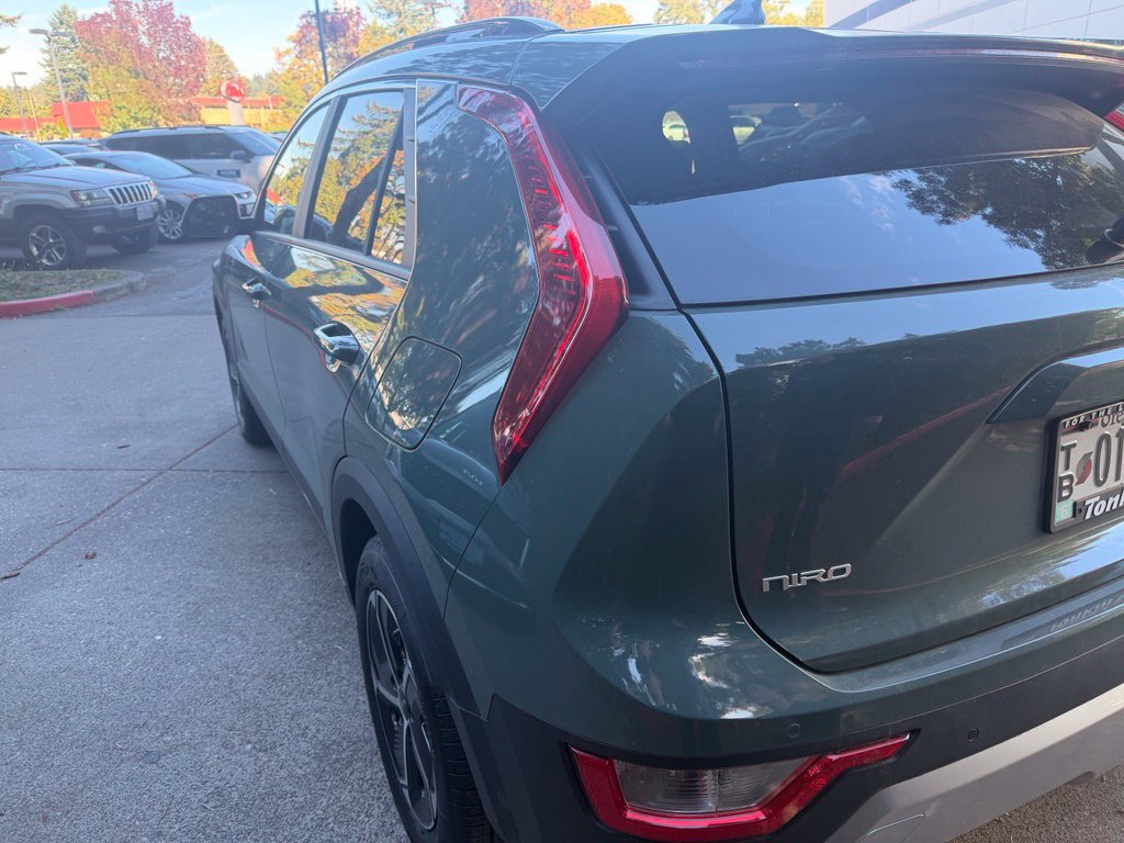 Used 2025 Kia Niro EX FWD image 5