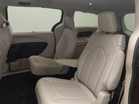 Used 2017 Chrysler Pacifica Touring-L FWD image 18