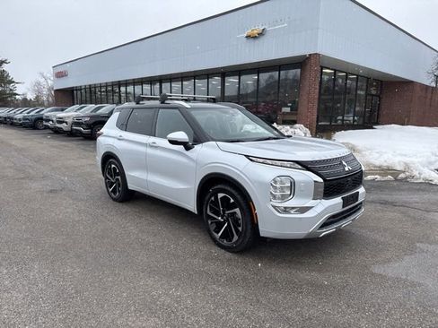 Used 2024 Mitsubishi Outlander SEL image 2