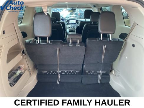 Used 2024 Chrysler Pacifica Touring-L FWD image 12